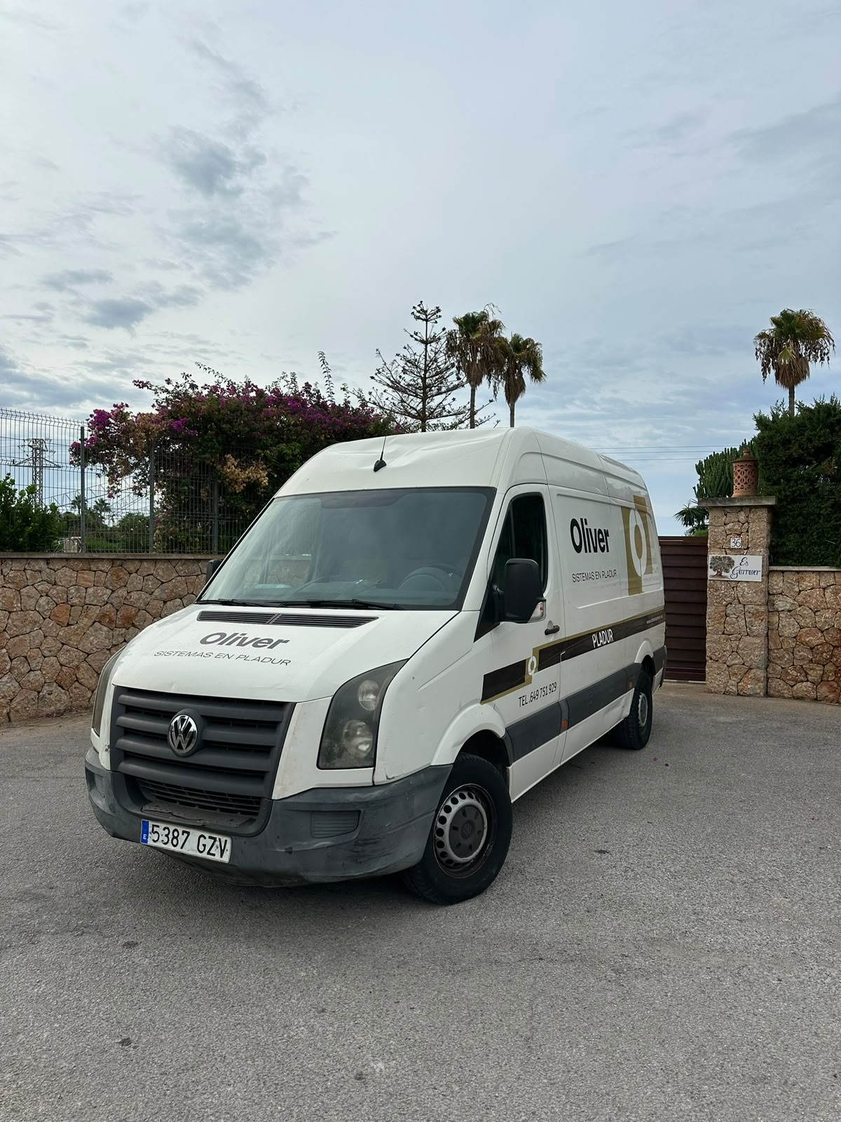 Furgoneta Volkswagen Crafter de Transportes Oliver con mercancía y herramientas en Mallorca